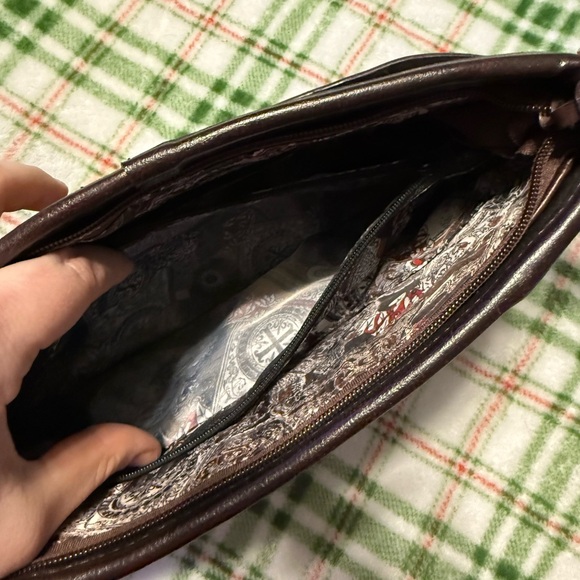 Vintage-Inspired Brown and Black Shoulder Bag with Reptilian Texture - Picture 7 of 14